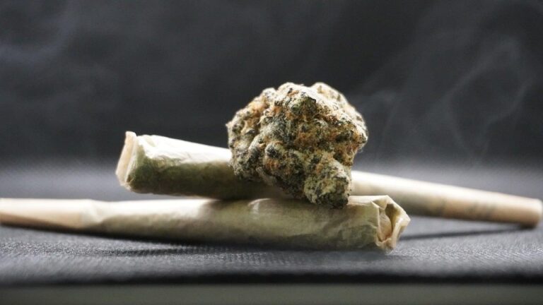How To Roll a Good Joint: Steps and Tips
